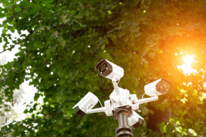 Vigilância 24h por câmeras de segurança inteligentes